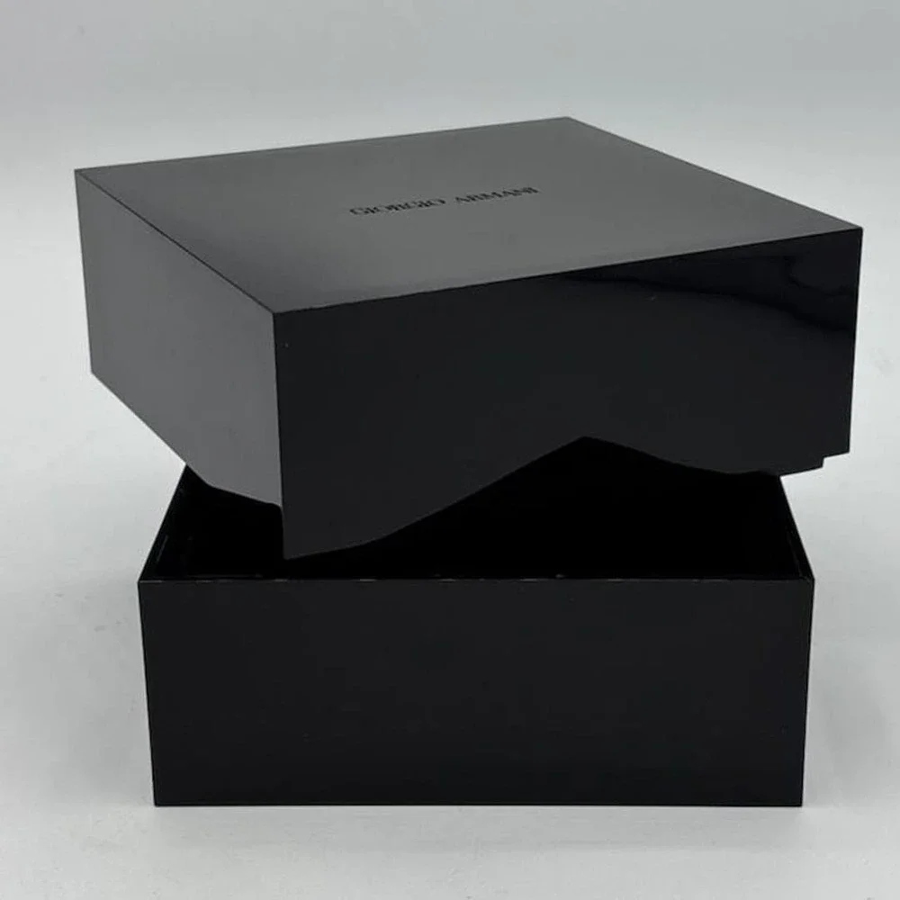 Giorgio Armani no visible